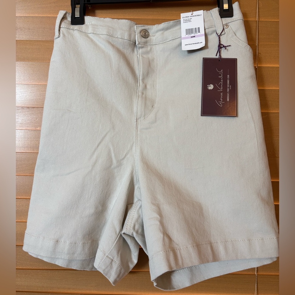 Gloria Vanderbilt NWT Amanda khakis Women Jean Shorts, slimming, 5 pockets. 22W